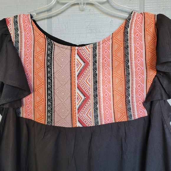 Cinnie Geometric-contrast Top. Size XL - Picture 2 of 8
